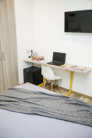 Minibar, safe på rommet, skrivebord og lydisolert