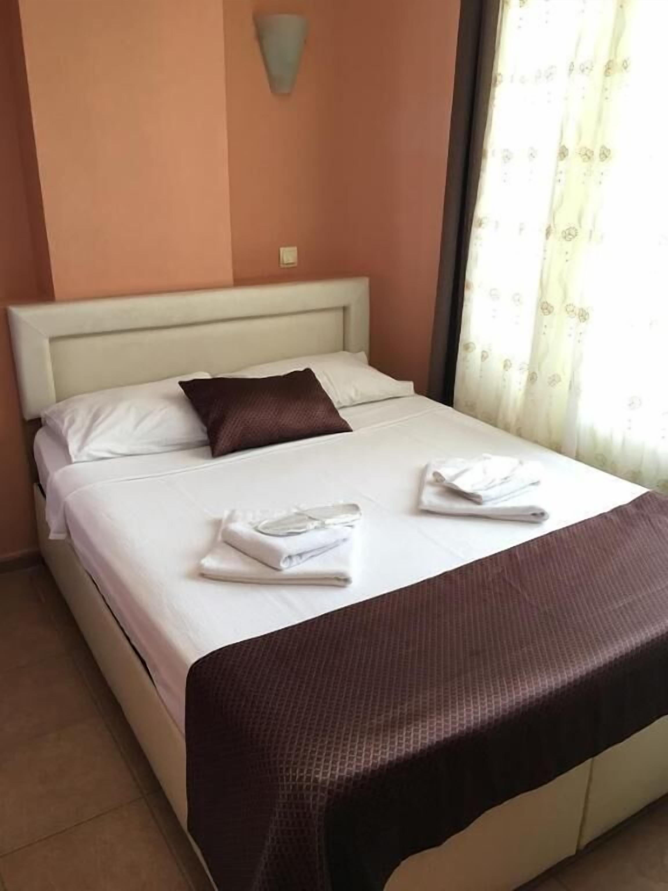 minibar, soundproofing, free wifi, bed sheets