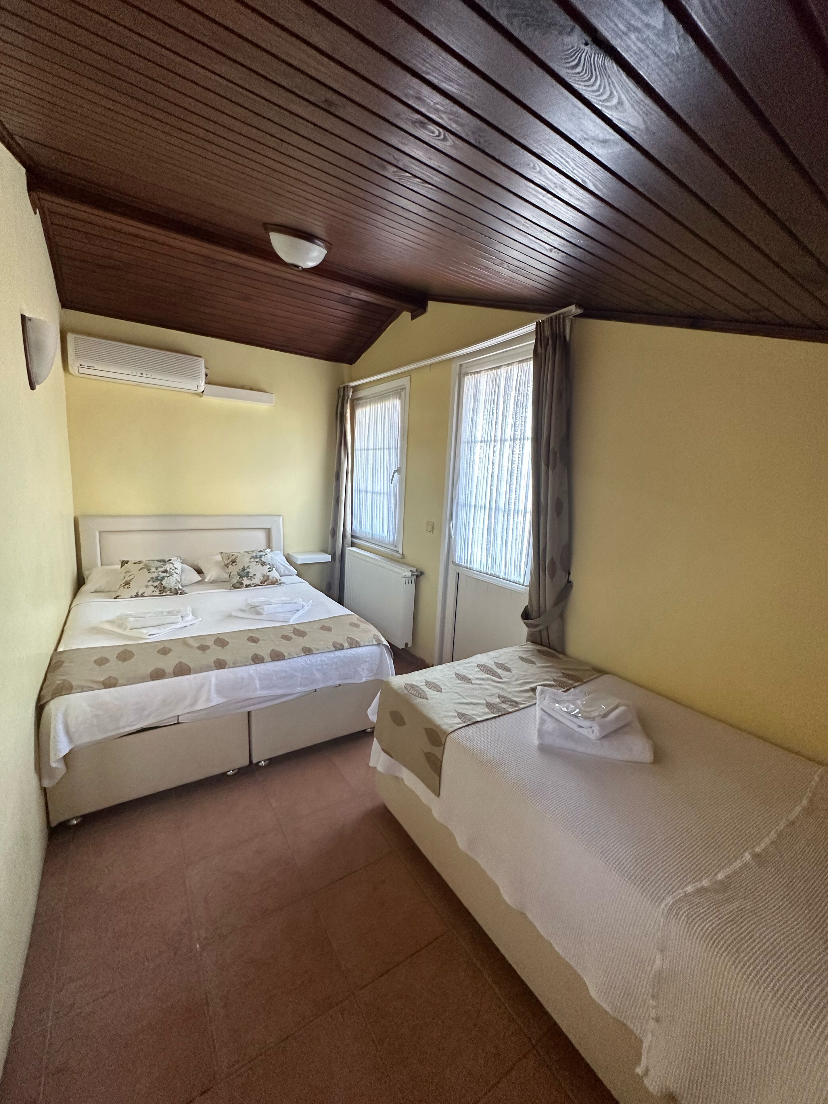 triple room, balcony | minibar, soundproofing, free wifi, bed sheets