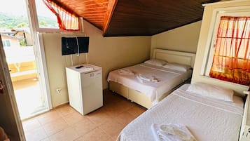 Habitación triple, balcón | Minibar, insonorización, wifi gratis y ropa de cama 