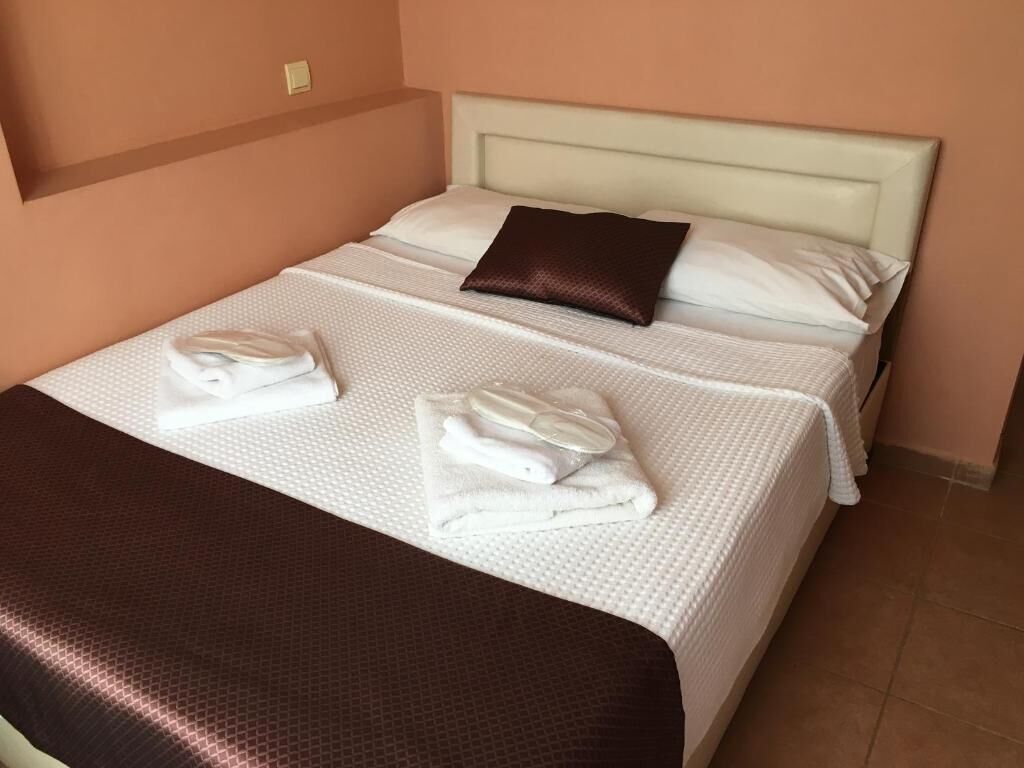 minibar, soundproofing, free wifi, bed sheets