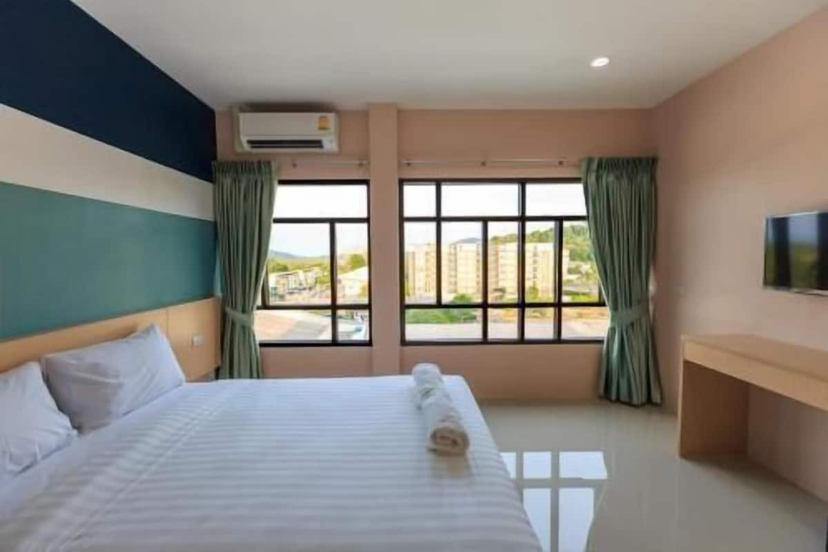 Escritorio, cortinas blackout, wifi gratis y ropa de cama