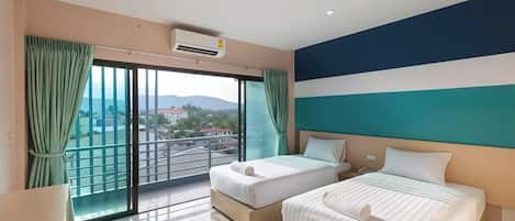 Kamar Twin Deluks | Meja kerja, tirai kedap cahaya, Wi-Fi gratis, dan seprai linen
