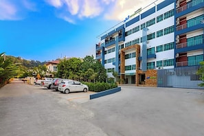 مواقف سيارات مجانية