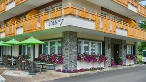 A hotel with outdoor seating and flower boxes. - Hotel Eden No. 7 (Saas-Fee)