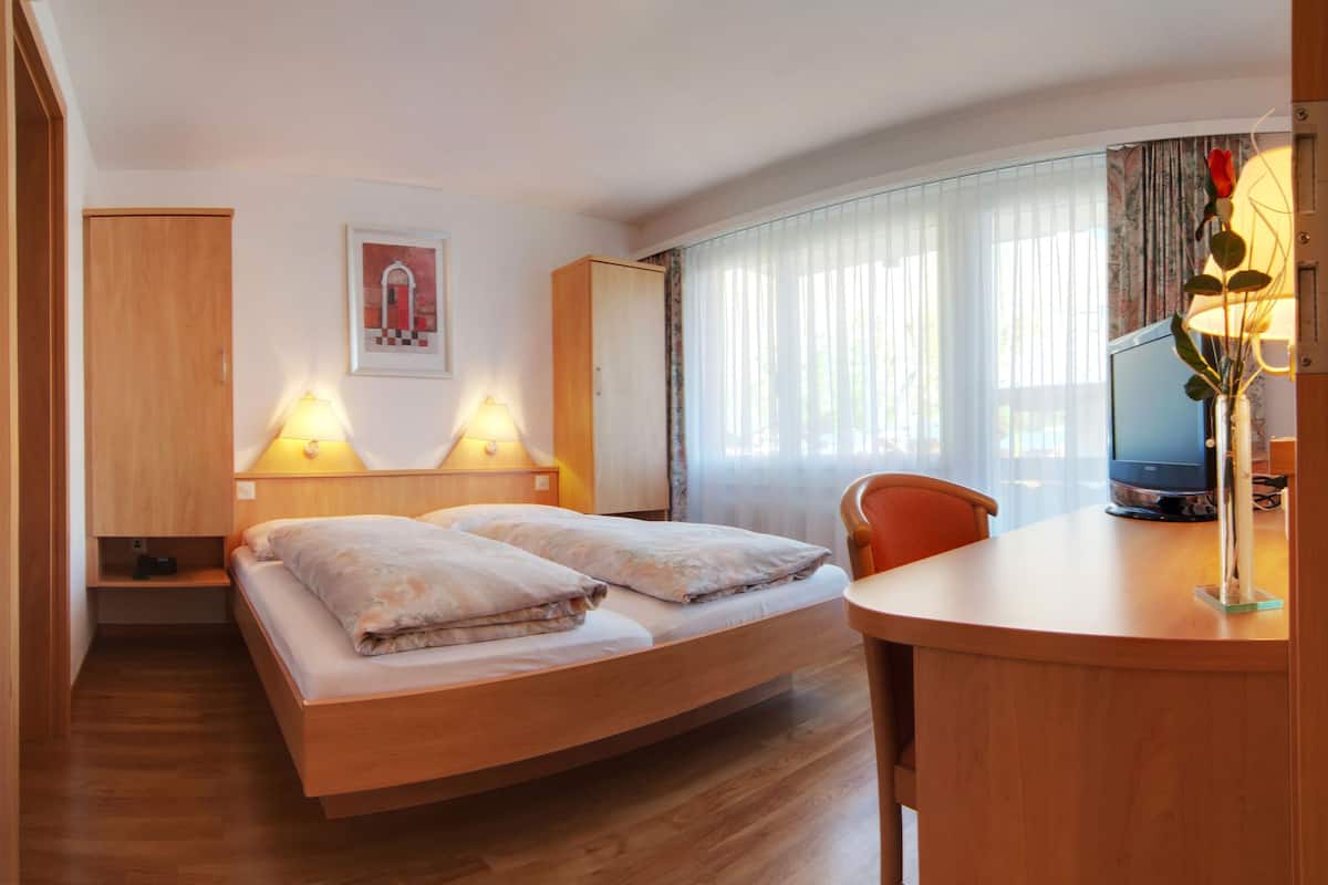 basic double room, balcony | premium bedding, in-room safe, desk, soundproofing