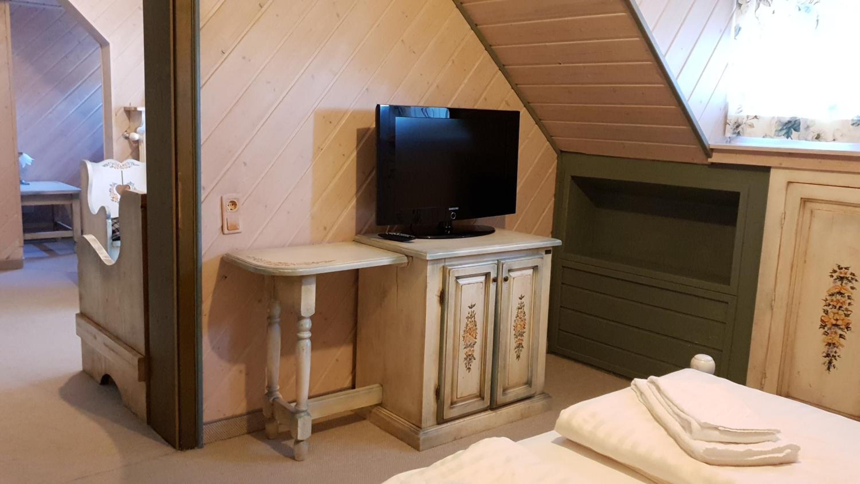 in-room safe, desk, free wifi