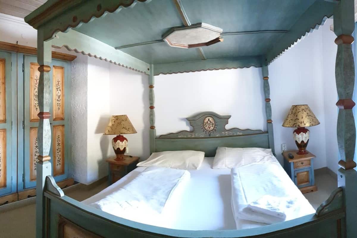 in-room safe, desk, free wifi