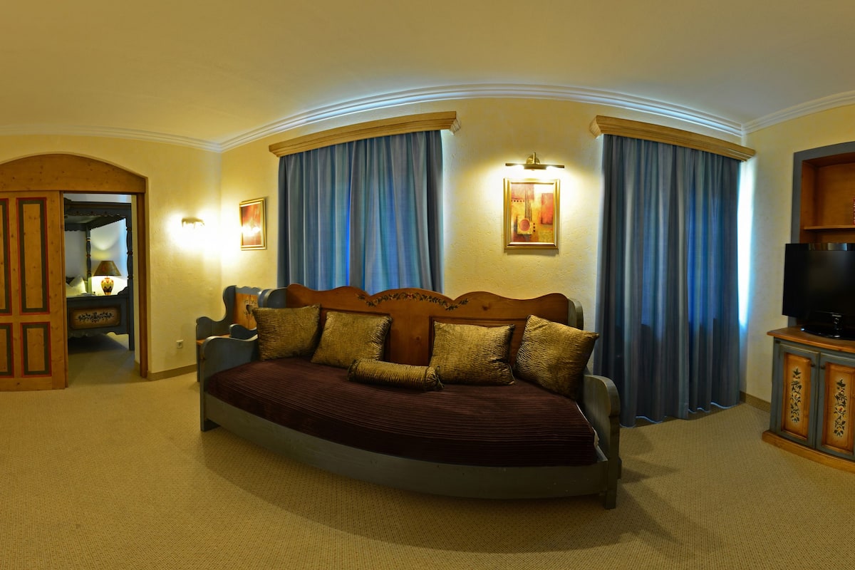 family room, 1 queen bed with sofa bed | living area | flat-screen tv