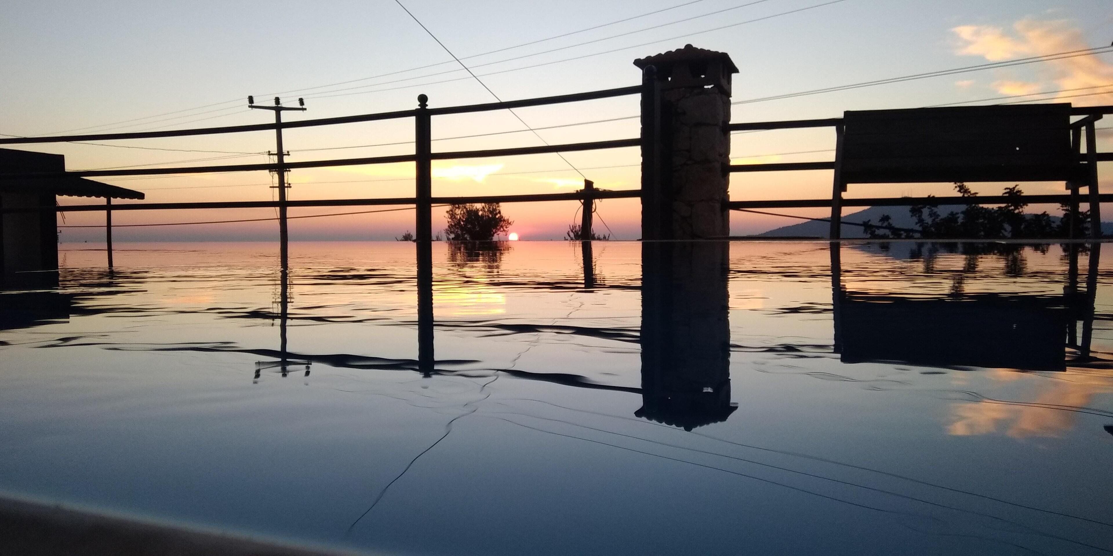 室外游泳池和頂樓  游泳池，提供泳池遮陽傘和日光浴躺椅