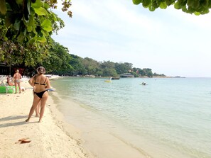 鄰近海灘、海灘浴巾、海灘酒吧