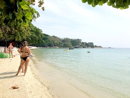 靠近海滩、沙滩毛巾、间海滩酒吧