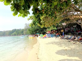 Beach nearby, beach towels, beach bar