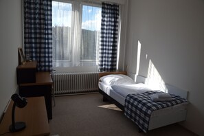 Habitación individual, baño en la habitación, vista al jardín | Escritorio y wifi gratis