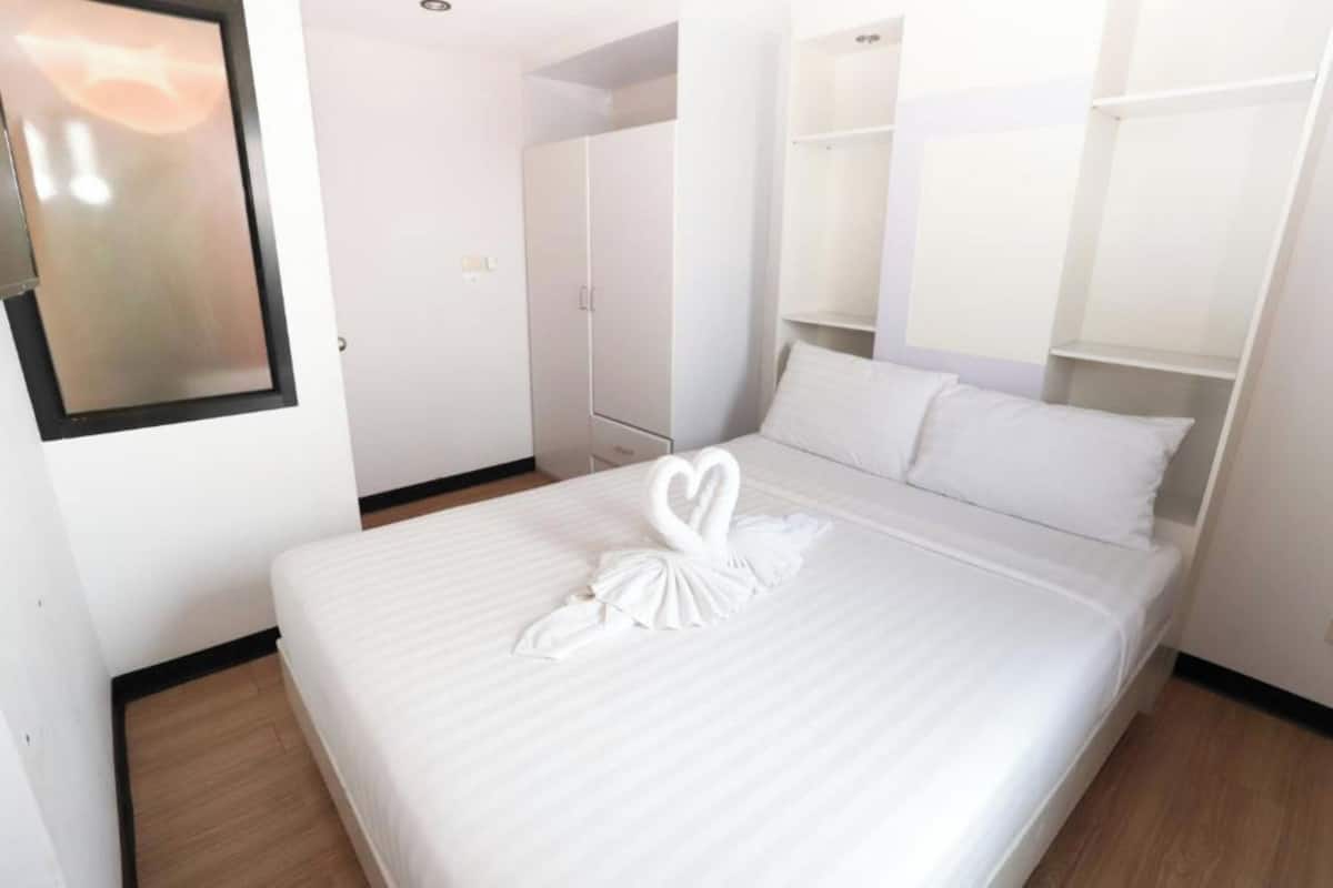 Family Room | Desk, WiFi (free), bed sheets