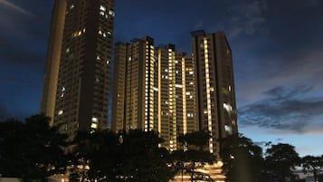 Fachada da propriedade à noite