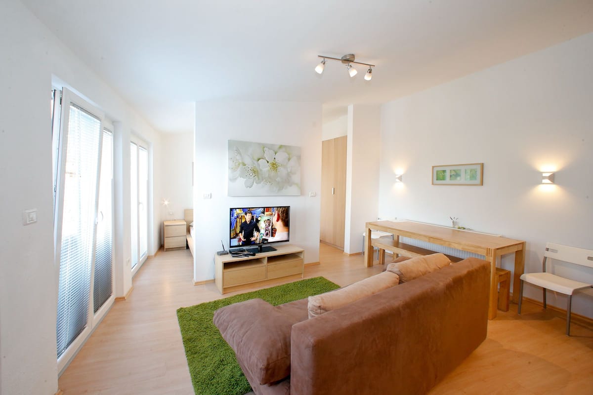 Comfort studio suite, uitzicht op zee | Woonruimte | Een flatscreentelevisie en betaalfilms