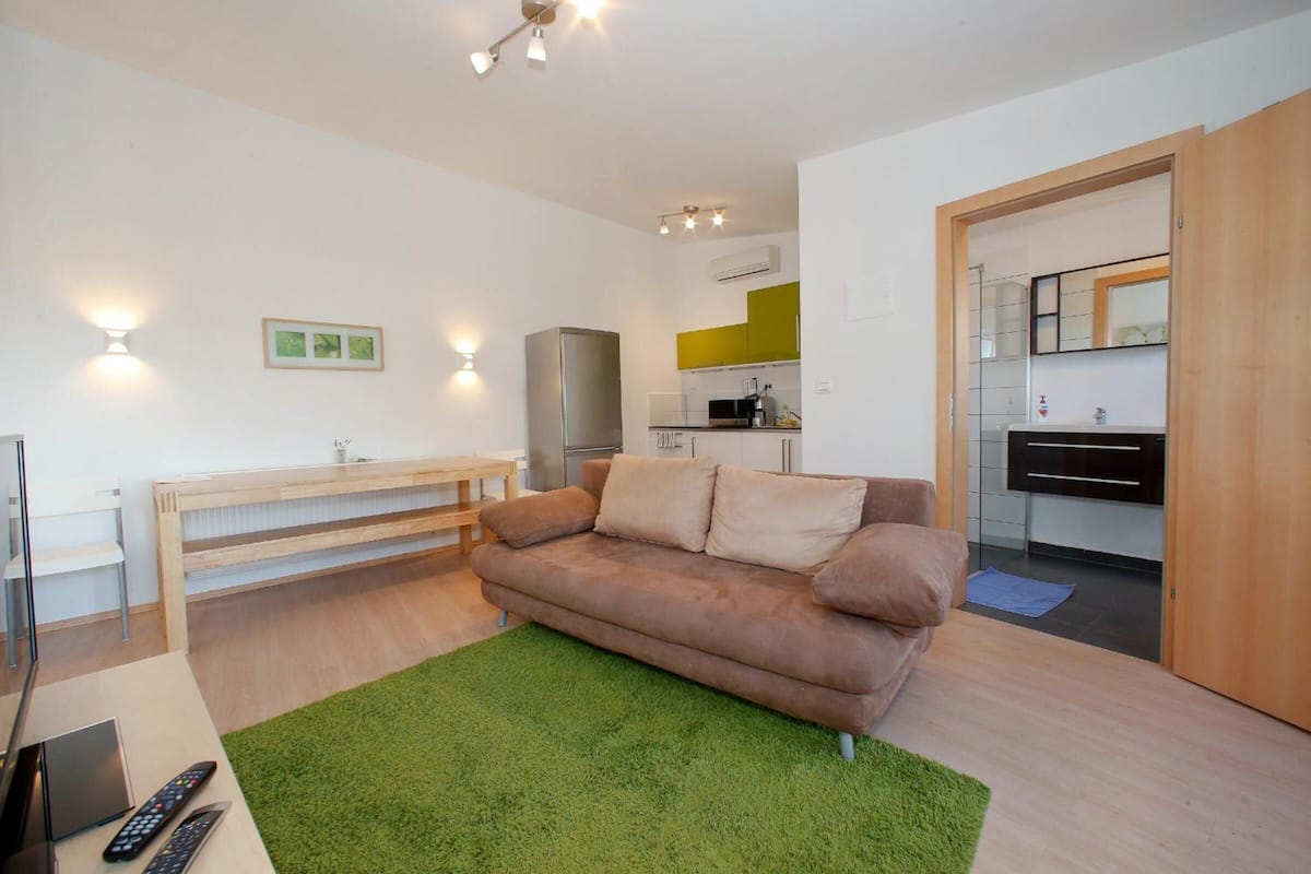 flat-screen tv, pay films