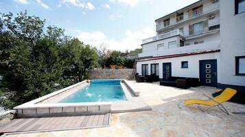 สระว่ายน้ำกลางแจ้งเปิดตามฤดูกาล