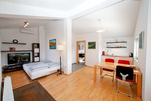 Leilighet – comfort, 1 soverom, sjøutsikt | Oppholdsområde | Flatskjerm-TV og filmkjøp