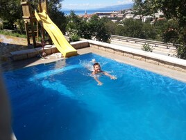 Una piscina al aire libre de temporada