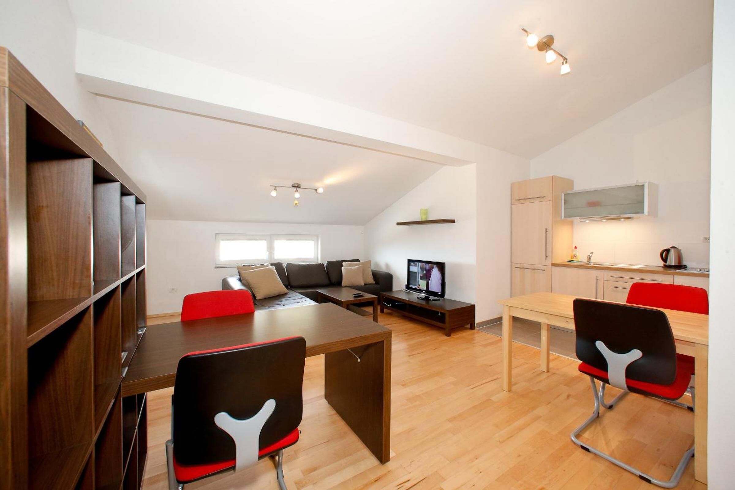 flat-screen tv, pay films