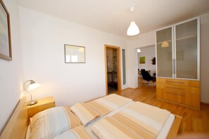 Lydisolering, gratis baby-/barnesenge, gratis Wi-Fi