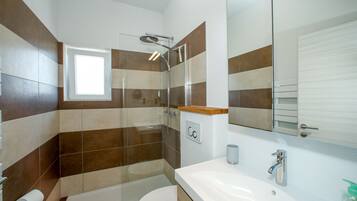 スーペリア スタジオ シービュー | バスルーム | シャワー、ヘアドライヤー、タオル、トイレットペーパー