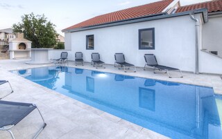 Una piscina al aire libre de temporada