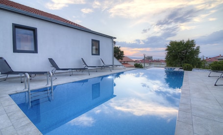 季节性开放的室外游泳池