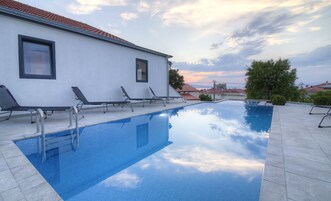 Una piscina al aire libre de temporada