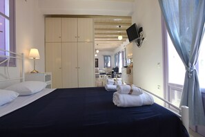 In-room safe, laptop workspace, iron/ironing board, free WiFi