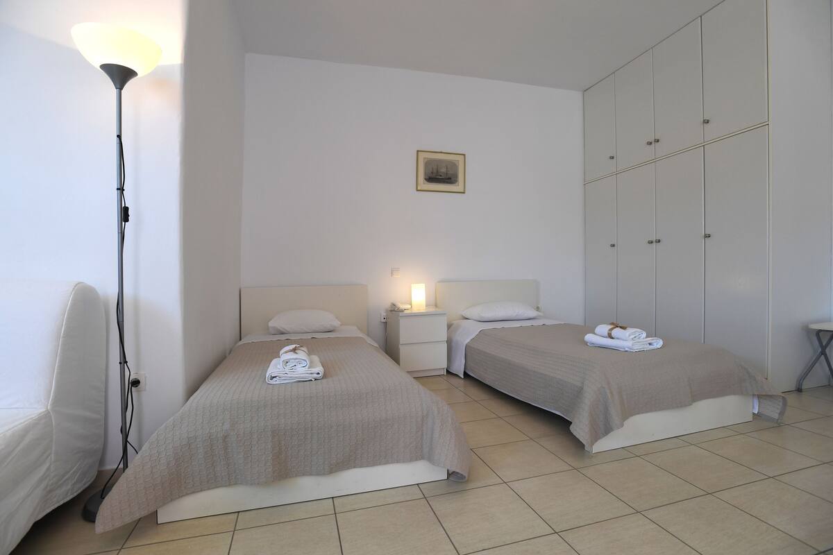 In-room safe, laptop workspace, iron/ironing board, free WiFi