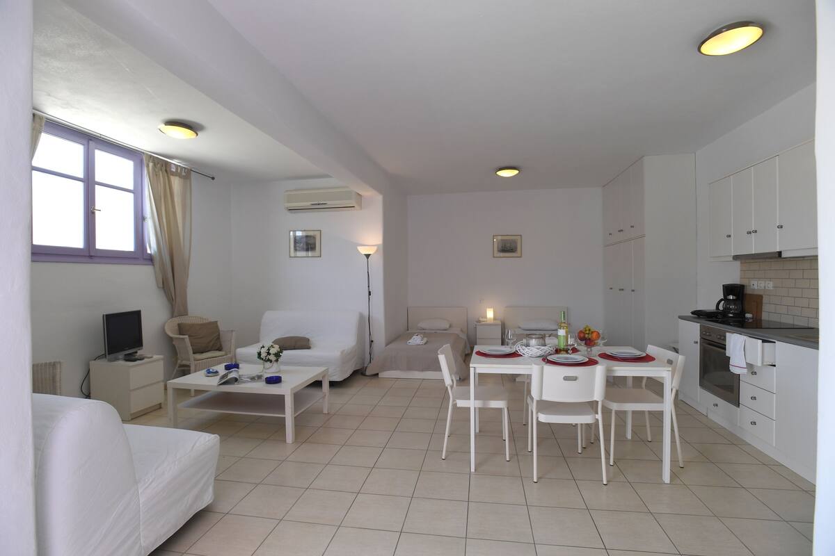 In-room safe, laptop workspace, iron/ironing board, free WiFi