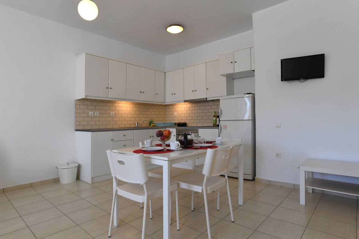 In-room safe, laptop workspace, iron/ironing board, free WiFi