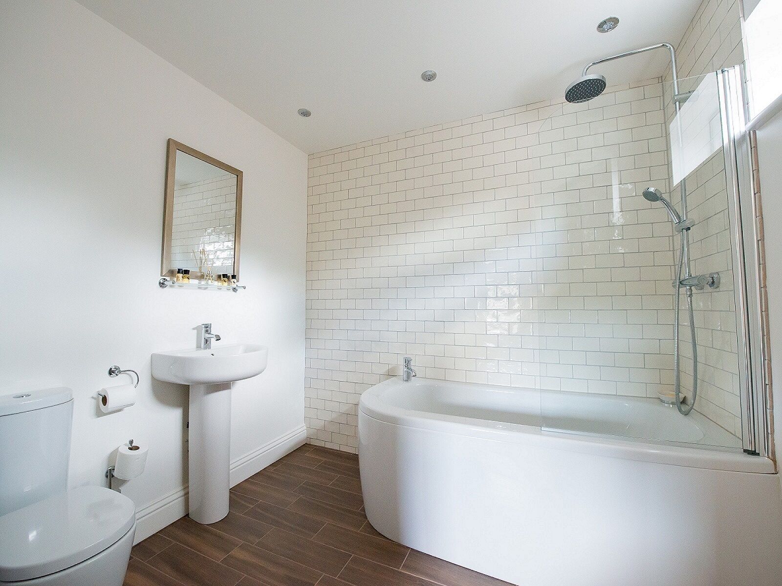 A bathroom with a toilet, sink, and bathtub.