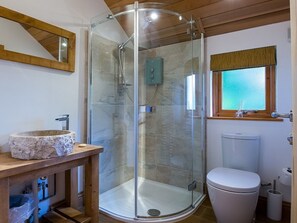 Classic Apartment, Ensuite (Heron Lodge) | Bathroom - The Boathouse (Great Yarmouth)