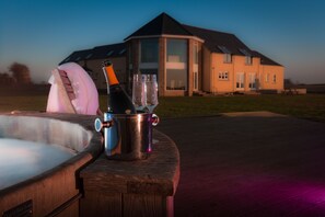 Outdoor spa tub - Garleton Lodge (Haddington)