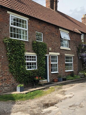 Front of property - Elm Tree Farm Bed & Breakfast (Withernsea)