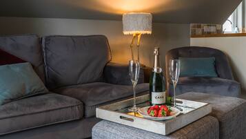 Apartment, 1 Bedroom, Balcony | Living area