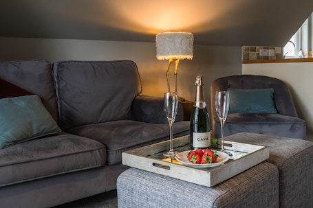 公寓, 1 间卧室, 阳台 | 起居区 | 32-英寸纯平电视 (配备卫星频道)、智能电视