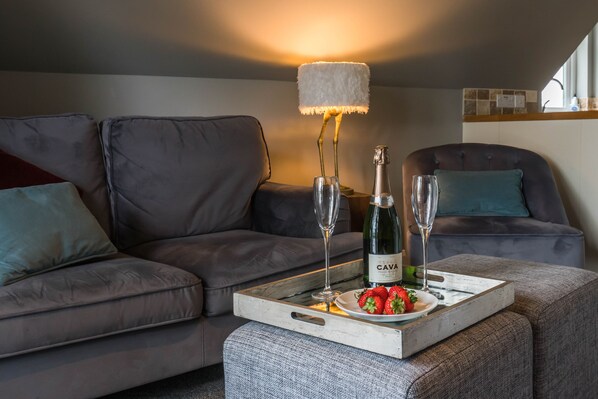 Apartment, 1 Schlafzimmer, Balkon | Wohnbereich | 32-Zoll-Flachbildfernseher mit Satellitenempfang, Smart-TV