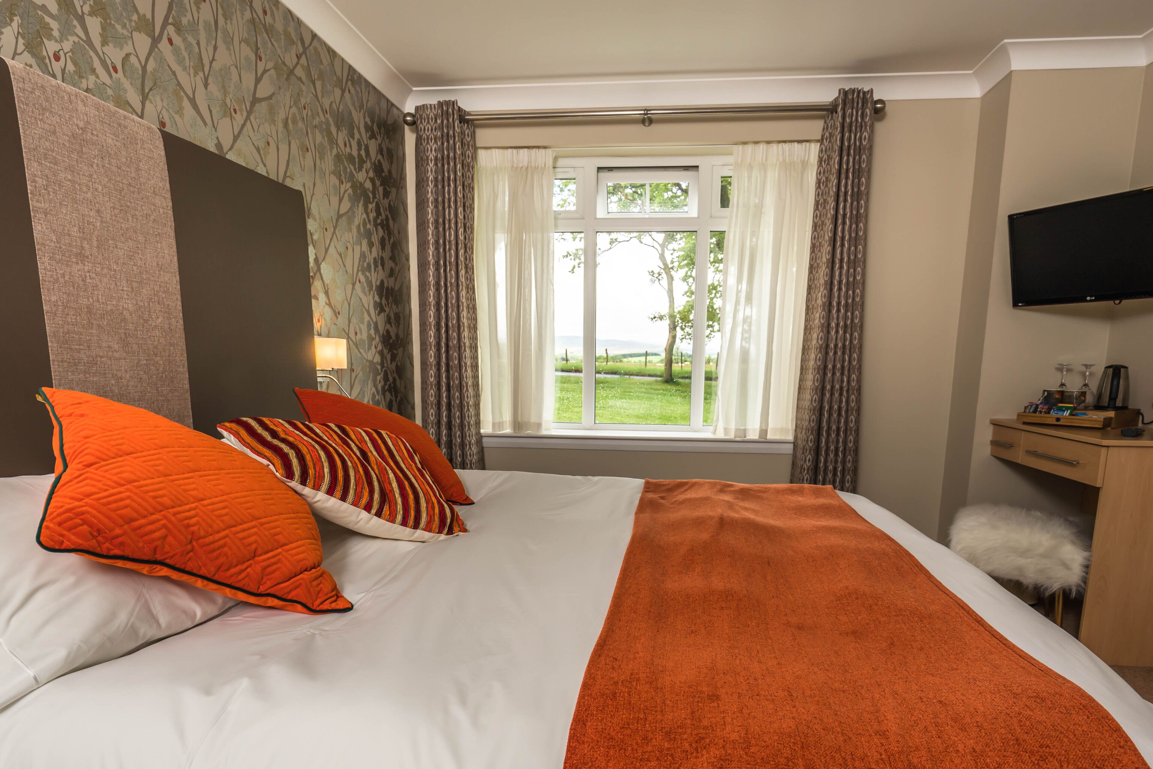 غرفة مزدوجة - منظر للحديقة | ستائر تعتيم وتجهيزات عازلة للصوت وواي فاي مجانًا وملاءات أسرّة