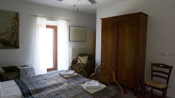 Double or Twin Room | Individually decorated, blackout drapes, iron/ironing board, free WiFi