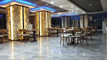 Suite | Restaurant | Breakfast, lunch and dinner served