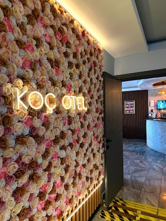 Se sirven desayunos, almuerzos y cenas. Koc Hotel