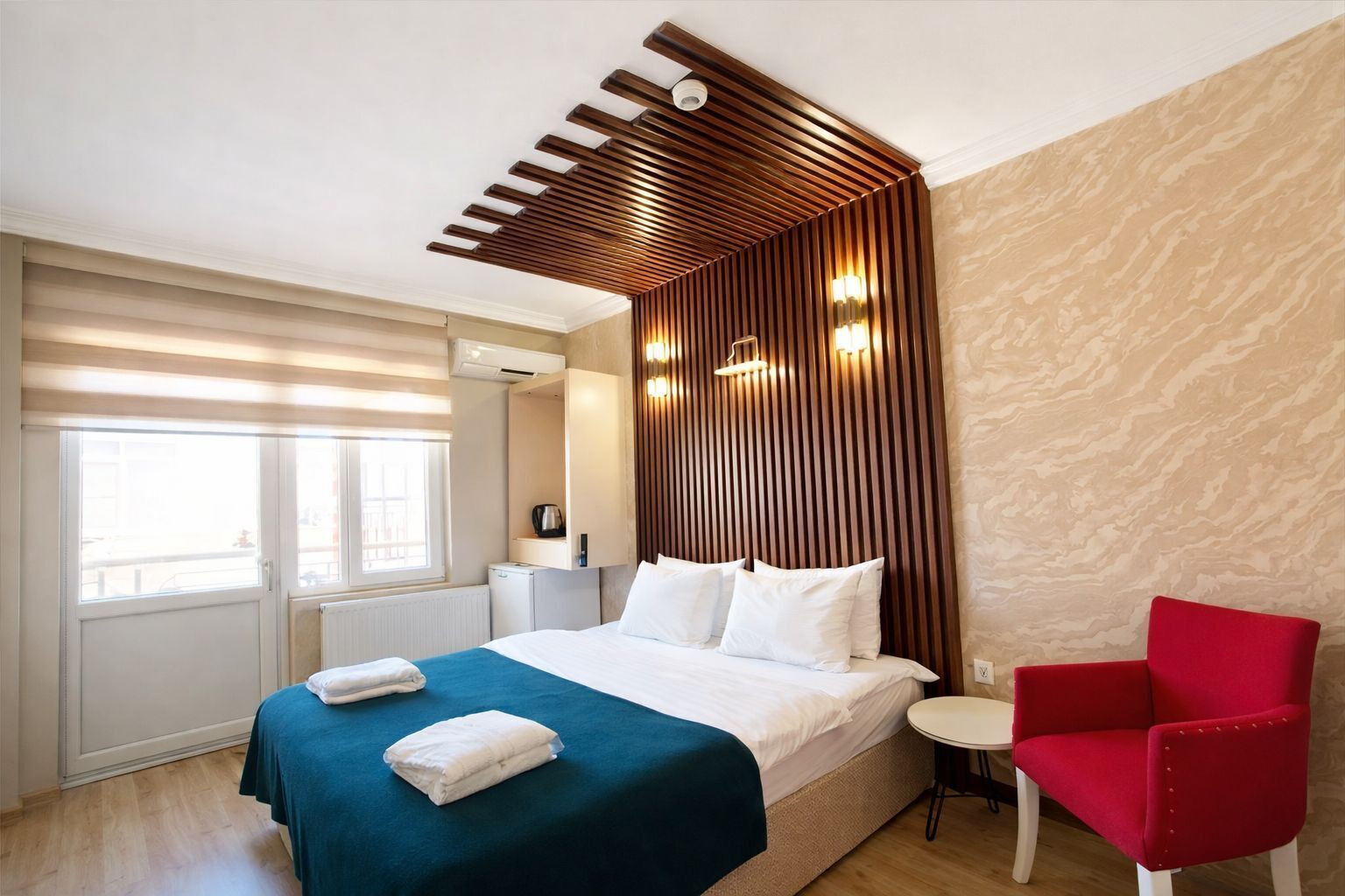 Standaard tweepersoonskamer, balkon | Een minibar, een kluis op de kamer, individueel gedecoreerd