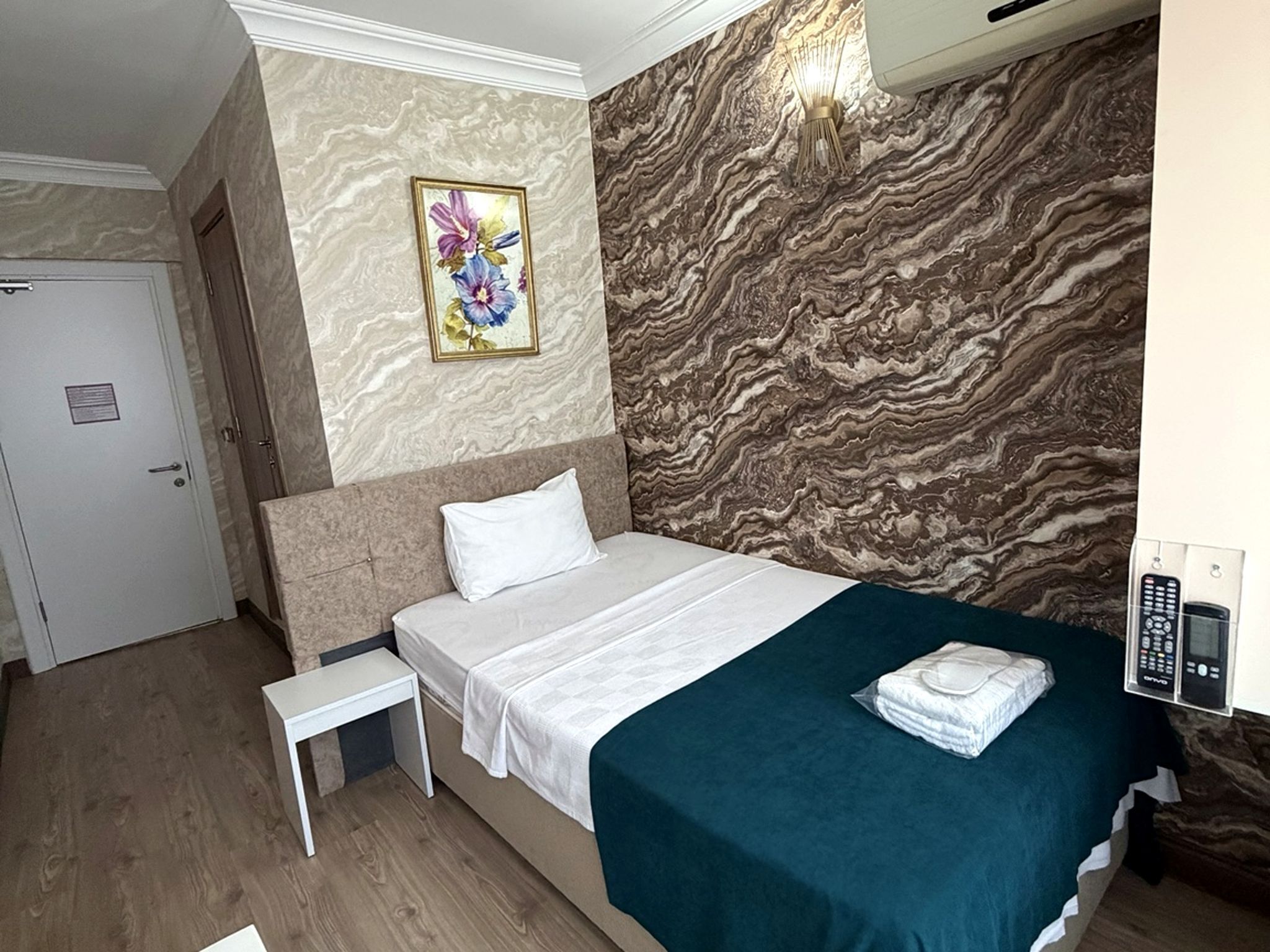 Habitación individual | Minibar, caja de seguridad en la habitación y decoración personalizada 