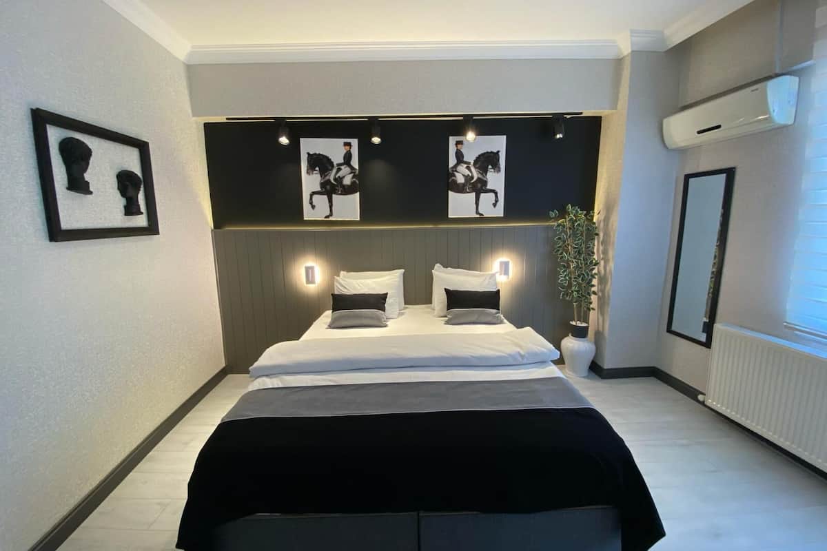 standard double room, balcony | minibar, in-room safe, individually decorated, individually furnished
