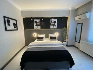 Standard Double Room, Balcony | Minibar, in-room safe, individually decorated, individually furnished